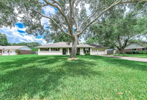 212 E Crestmont Dr, Alvin, TX 77511