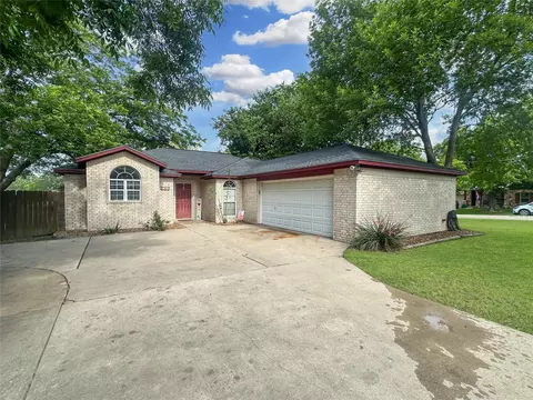 704 S Market St, Flatonia, TX 78941