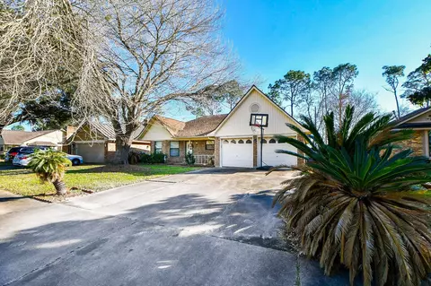 68 Alexander Ct, Angleton, TX 77515