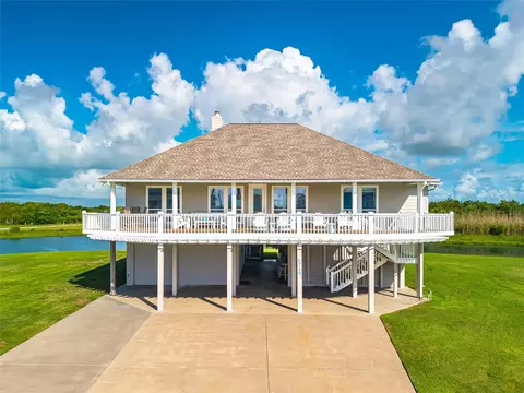 713 Sara Way, Crystal Beach, TX 77650