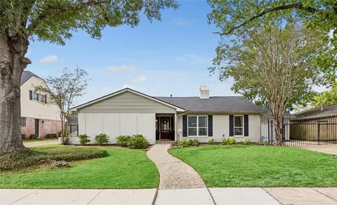 906 Walnut Bend Ln, Houston, TX 77042
