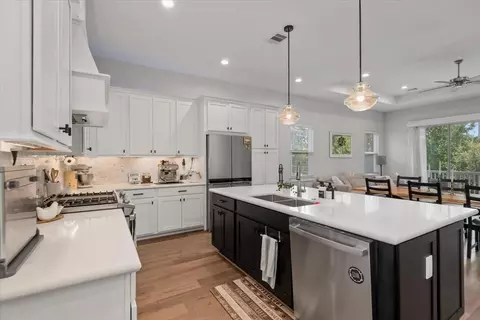 Kitchen - 7 Thorpe Ln, Spring, TX 77389 photo 5 of 6