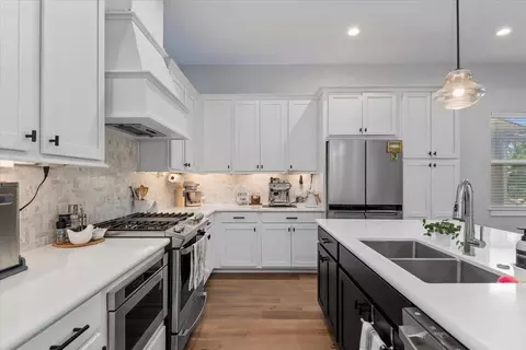Kitchen - 7 Thorpe Ln, Spring, TX 77389 photo 6 of 6