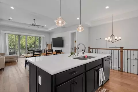 Kitchen - 7 Thorpe Ln, Spring, TX 77389 photo 4 of 6