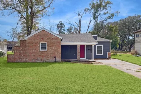 710 E Magnolia St, Angleton, TX 77515
