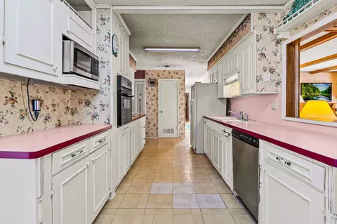Kitchen - 433 W Laurelia Loop, Corrigan, TX 75939 photo 2 of 3