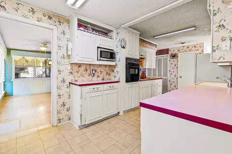 Kitchen - 433 W Laurelia Loop, Corrigan, TX 75939 photo 3 of 3