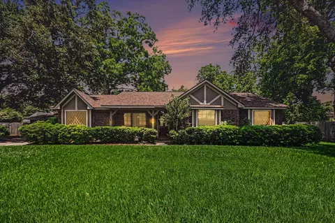 62 Daffodil Ct, Lake Jackson, TX 77566