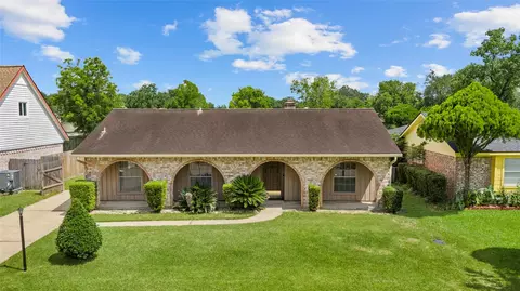 10507 Huntington Way Dr, Houston, TX 77099