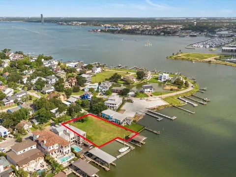 203 Blue Point Rd, Clear Lake Shores, TX 77565