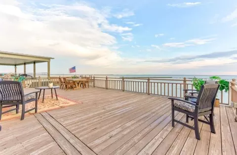 423 Hana Dr, Tiki Island, TX 77554