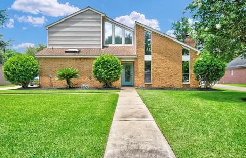221 Wedgewood St, Lake Jackson, TX 77566