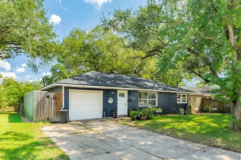 527 Gardenia St, Lake Jackson, TX 77566