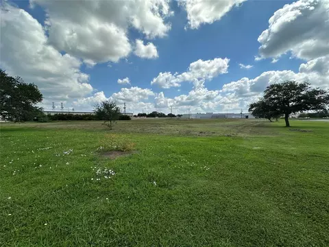 203 Lake Rd, Lake Jackson, TX 77566