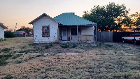 125 N Farmer Ave, Crosbyton, TX 79322