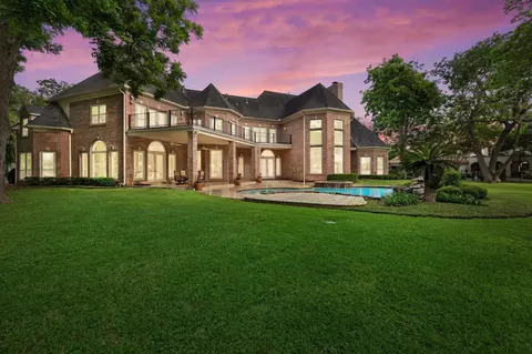 1217 N Horseshoe Dr, Sugar Land, TX 77478
