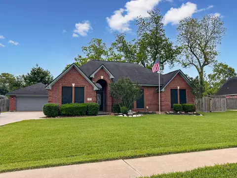 301 Williamsburg Ave, Clute, TX 77531