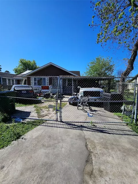6826 Larkstone St, Houston, TX 77028