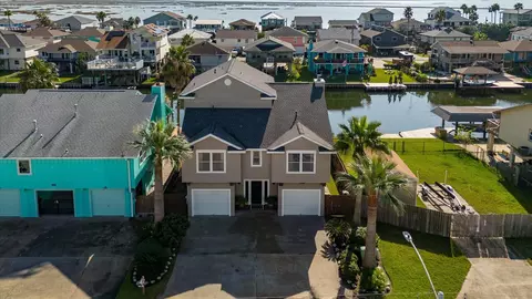 1095 Redfish St, Bayou Vista, TX 77563