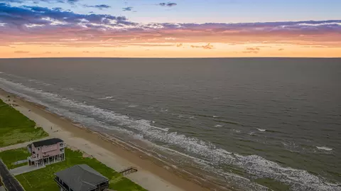 1117 Blue Water Dr, Crystal Beach, TX 77650