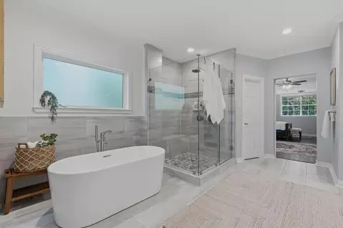 Bath - 39 Creek Forest Ln, Conroe, TX 77384 photo 3 of 7