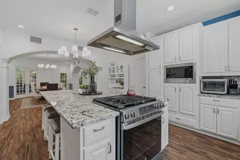 Kitchen - 39 Creek Forest Ln, Conroe, TX 77384 photo 4 of 4