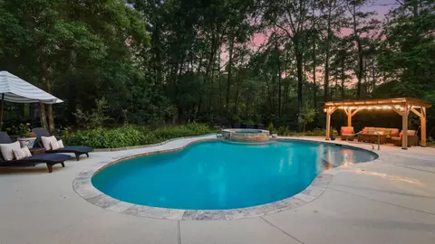 Exterior - 39 Creek Forest Ln, Conroe, TX 77384 photo 10 of 16