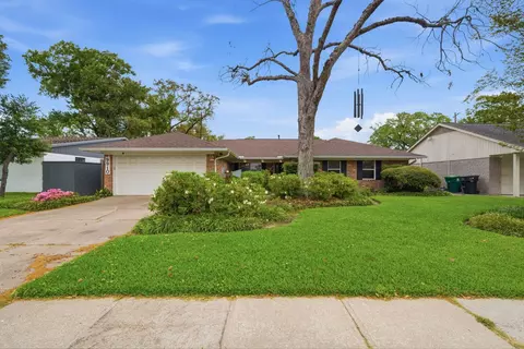 9910 Pine Lake Dr, Houston, TX 77055