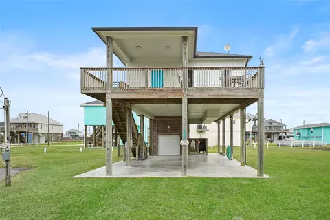 962 Driftwood Dr, Crystal Beach, TX 77650