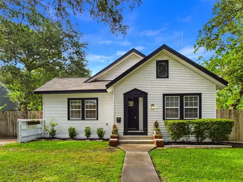 24 11th Ave N, Texas City, TX 77590