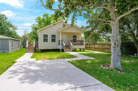1125 Lake Rd, La Marque, TX 77568