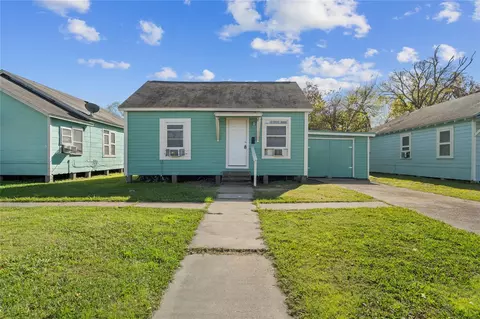 915 4th Ave N, Texas City, TX 77590