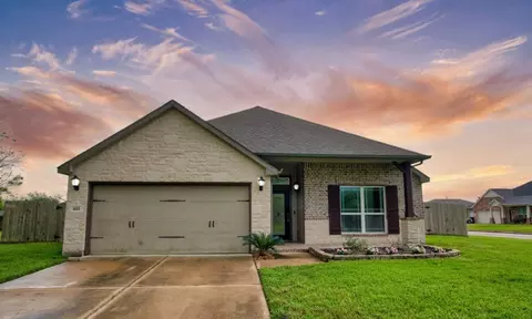 441 Countryside Dr, West Columbia, TX 77486
