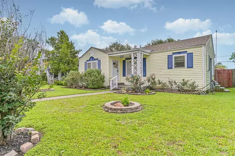 4817 Alamo Dr, Galveston, TX 77551
