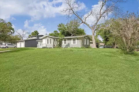 613 Winding Way St, Lake Jackson, TX 77566