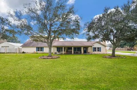 419 Western Acres Dr, El Campo, TX 77437