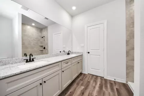Bath - 18724 Loom Dr, Conroe, TX 77306 photo 3 of 5