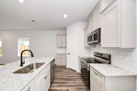 Kitchen - 18724 Loom Dr, Conroe, TX 77306 photo 3 of 5