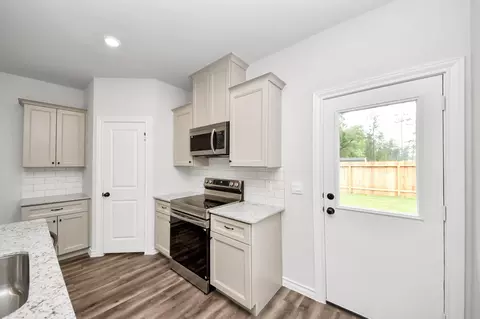 Kitchen - 18724 Loom Dr, Conroe, TX 77306 photo 4 of 5
