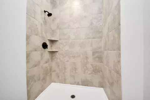 Bath - 18724 Loom Dr, Conroe, TX 77306 photo 2 of 5