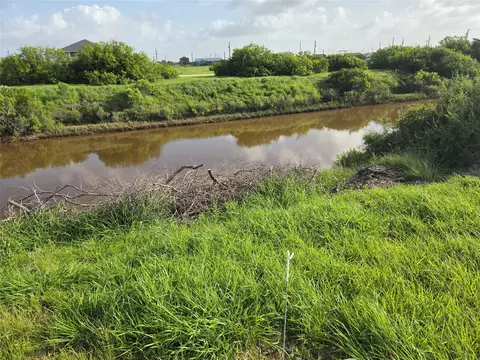 131 Lobster Ln, Palacios, TX 77465