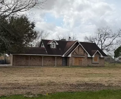 2506 Loch Lomond St, Highlands, TX 77562