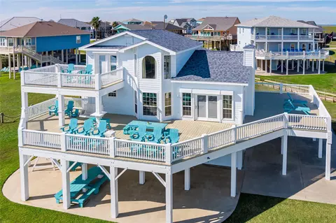 920 Copacabana Dr, Crystal Beach, TX 77650