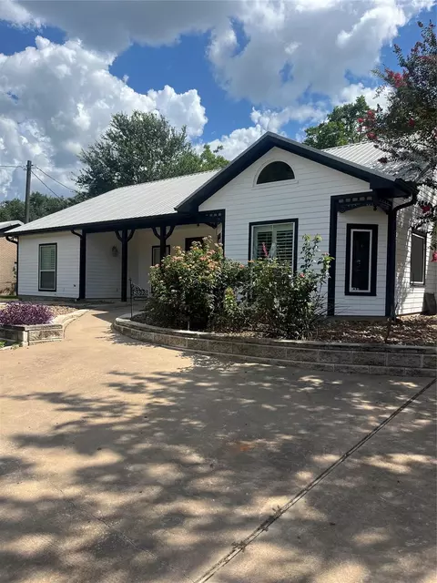 8393 Bermuda St, Industry, TX 78944