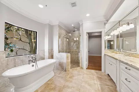 Bath - 24 Hackberry Ln #B, Houston, TX 77027 photo 1 of 3