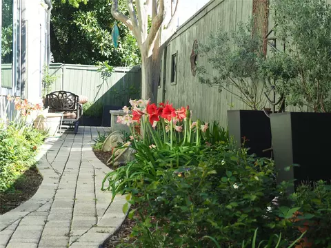Exterior - 24 Hackberry Ln #B, Houston, TX 77027 photo 7 of 11