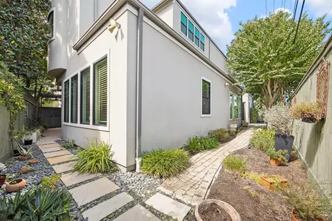 Exterior - 24 Hackberry Ln #B, Houston, TX 77027 photo 2 of 11