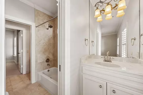 Bath - 24 Hackberry Ln #B, Houston, TX 77027 photo 3 of 3