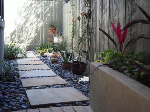 Exterior - 24 Hackberry Ln #B, Houston, TX 77027 photo 5 of 11