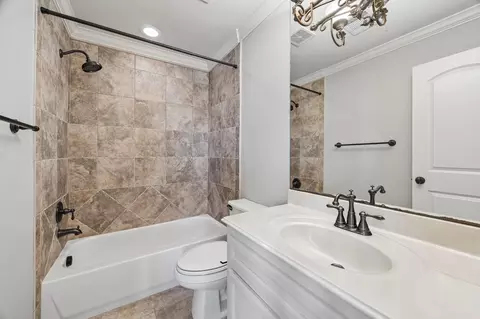 Bath - 24 Hackberry Ln #B, Houston, TX 77027 photo 2 of 3